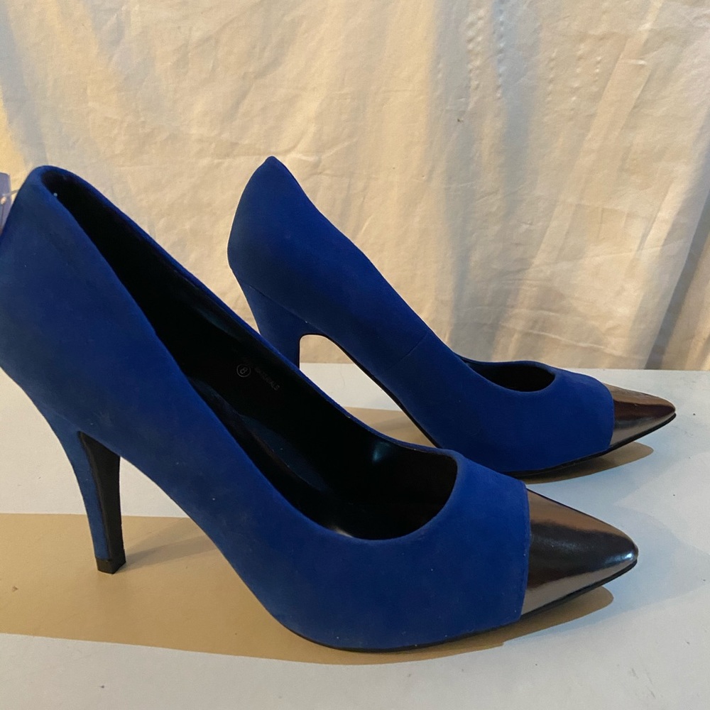 Modesta blue suede pumps 8 NWT
